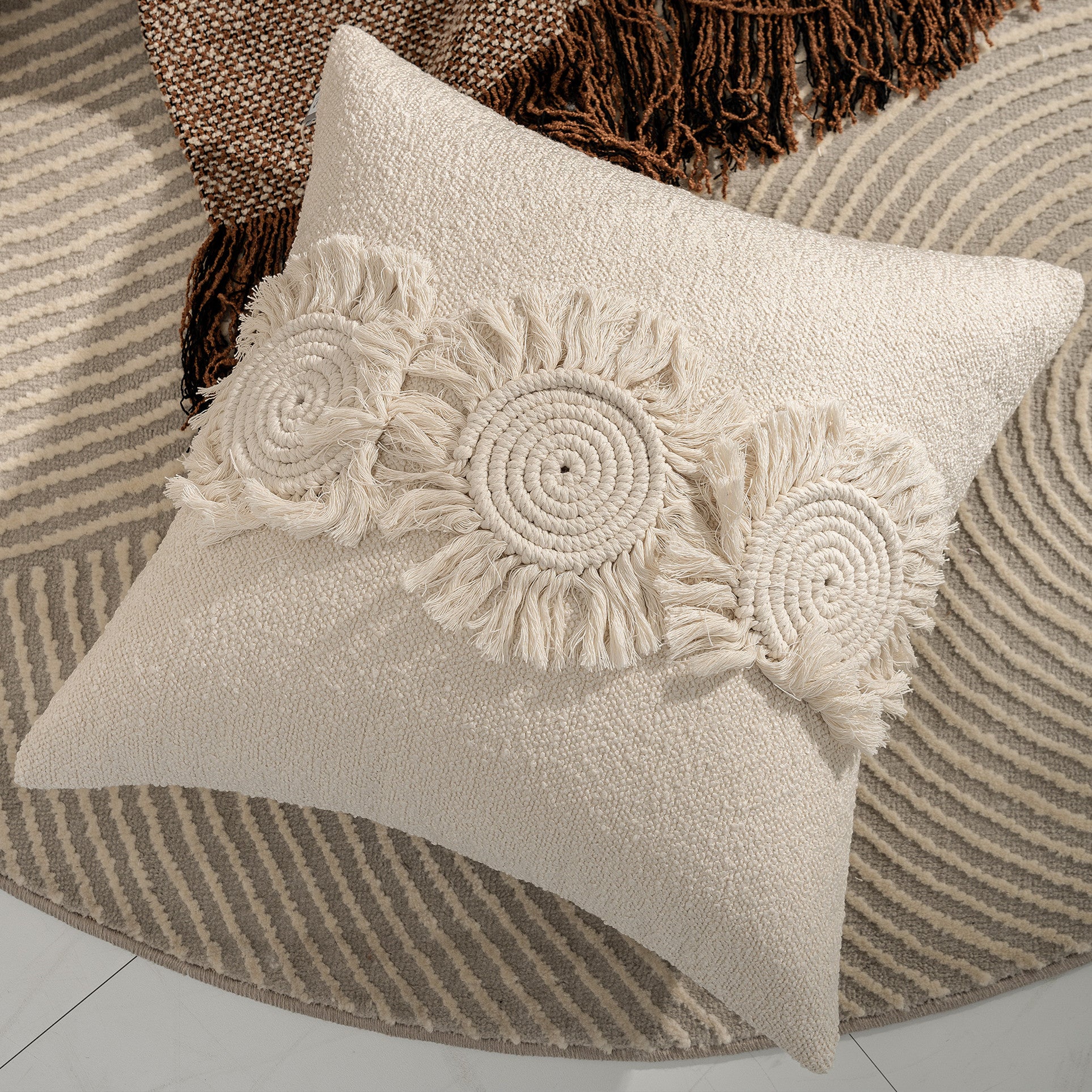 Luxury Pillows For A High-end Hotel Villa Showroom - CozyLooter